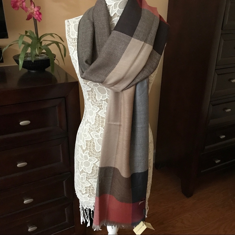 NWT Burberry 100% Cashmere Shawl Wrap